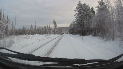 Verschneite Strasse in Schweden